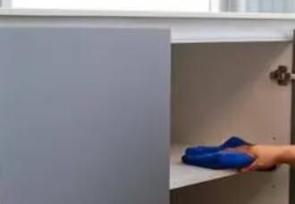 在室內(nèi)進(jìn)行保潔的時(shí)候，要注意什么？